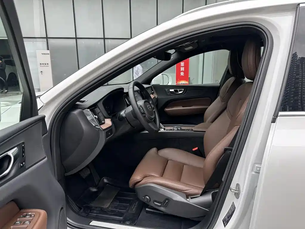 Volvo XC60 2023 — фото 19