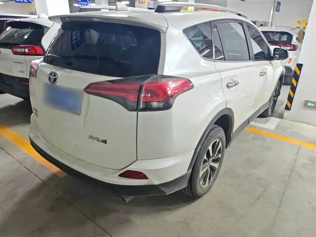 Toyota RAV4 2018 — фото 7