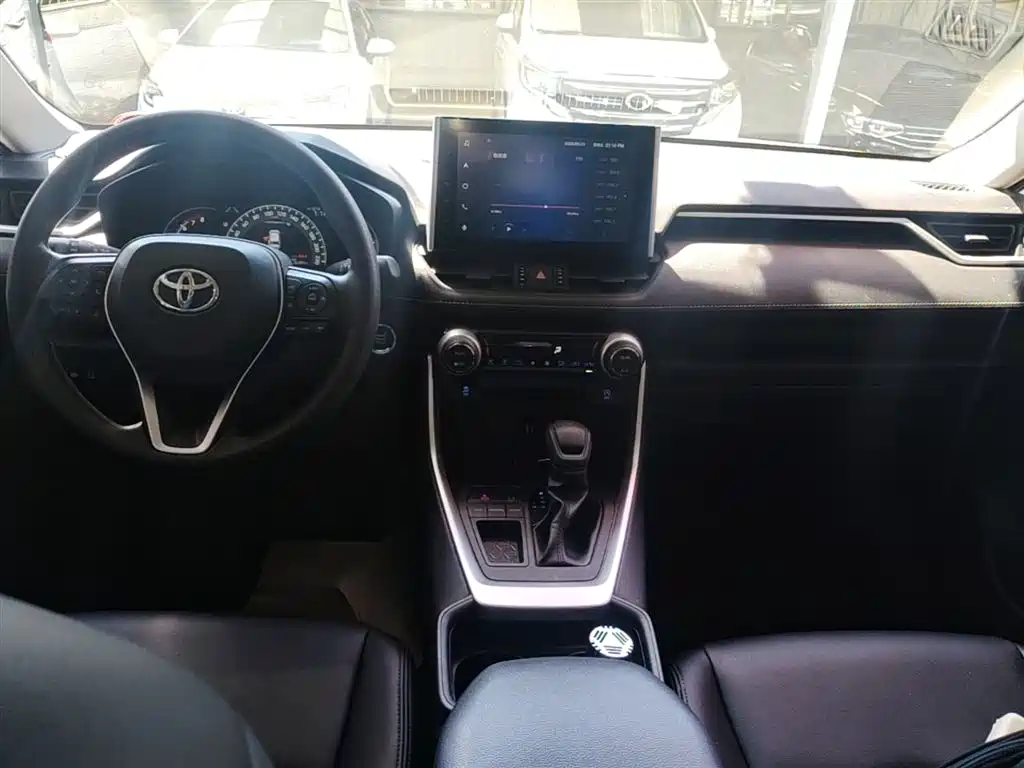 Toyota RAV4 2022 — фото 10