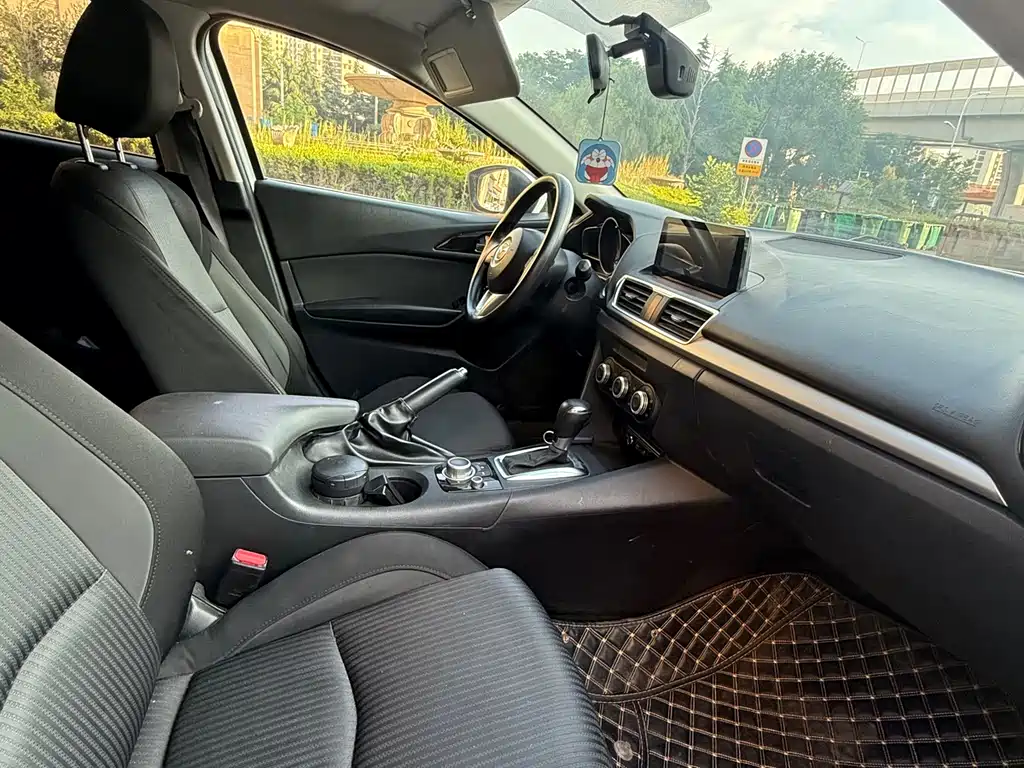 Mazda 3 Axela 2016 — фото 10