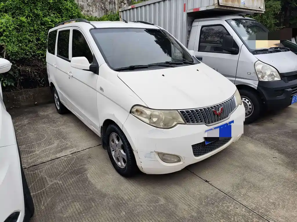 Wuling Hongguang 2015