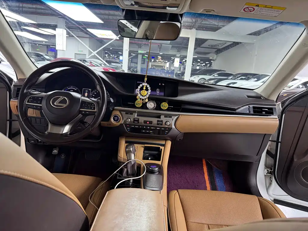 Lexus ES 2018 — фото 13