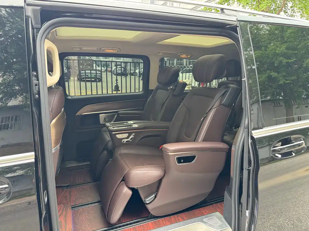 Mercedes-Benz V-Class 2023 — фото 29