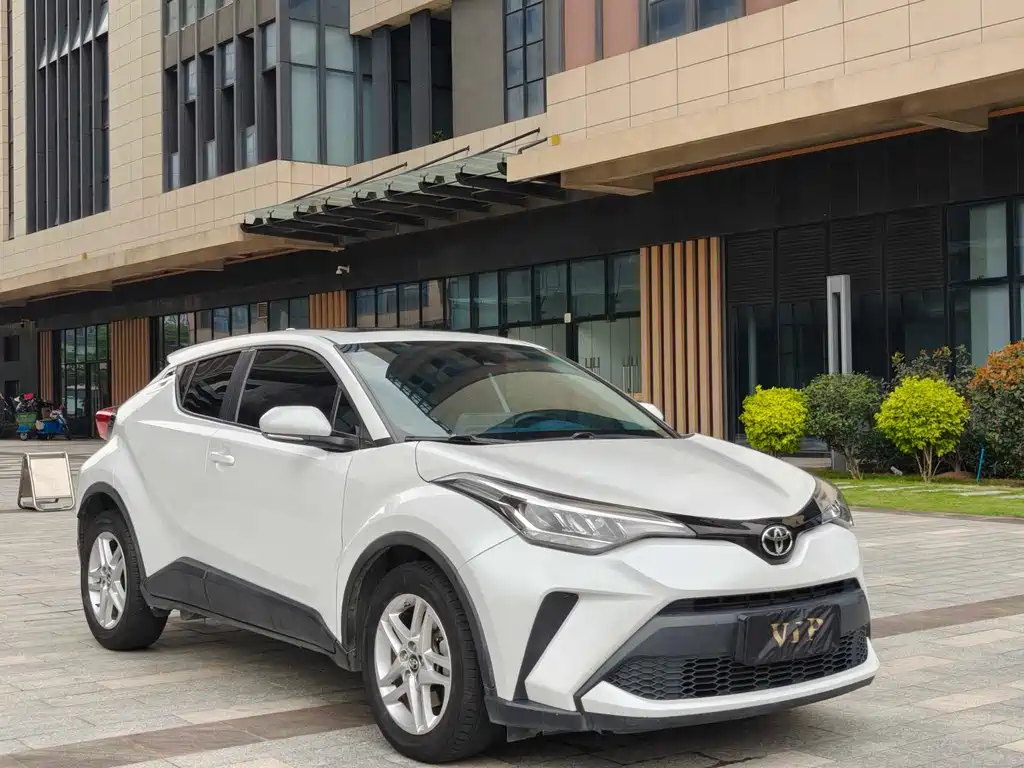 Toyota C-HR 2022 — фото 1
