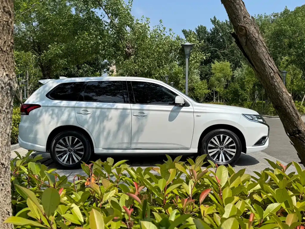 Mitsubishi Outlander 2022 — фото 5