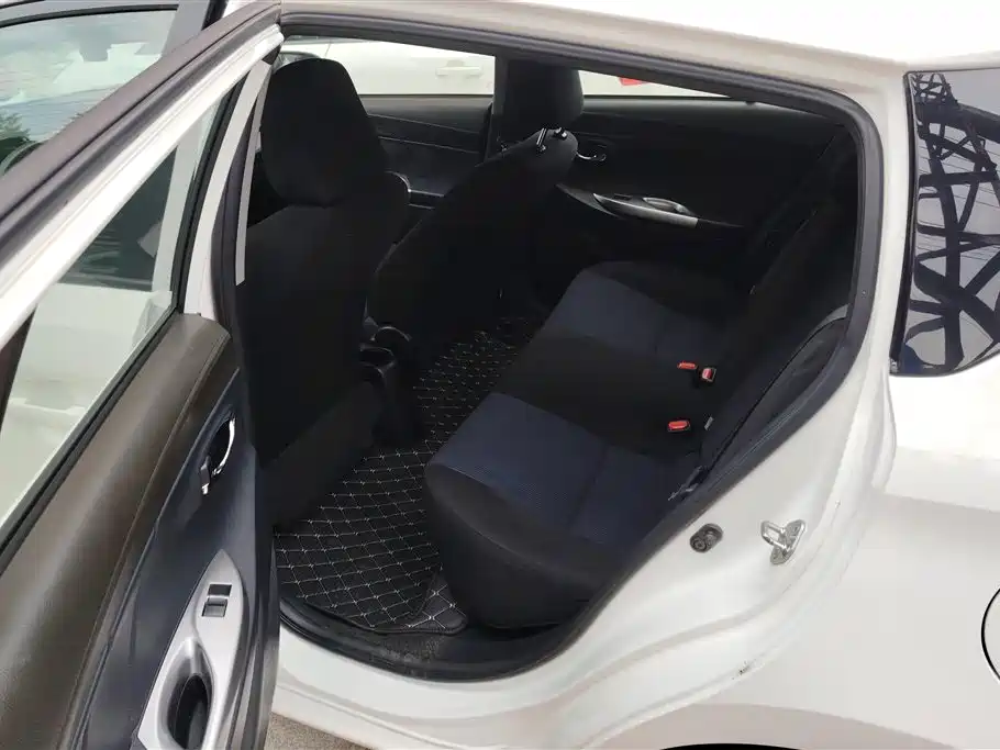 Toyota Yaris L 2015 — фото 11