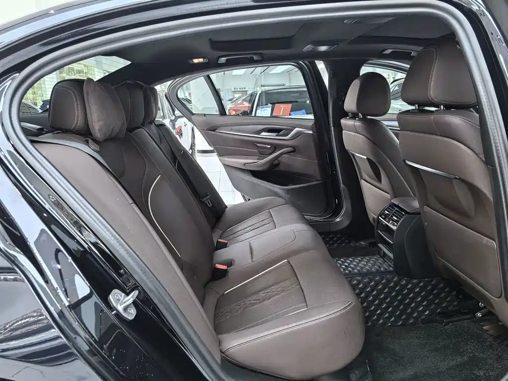 BMW 5 Series 2023 — фото 11