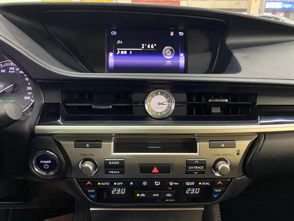 Lexus ES 2017 — фото 11