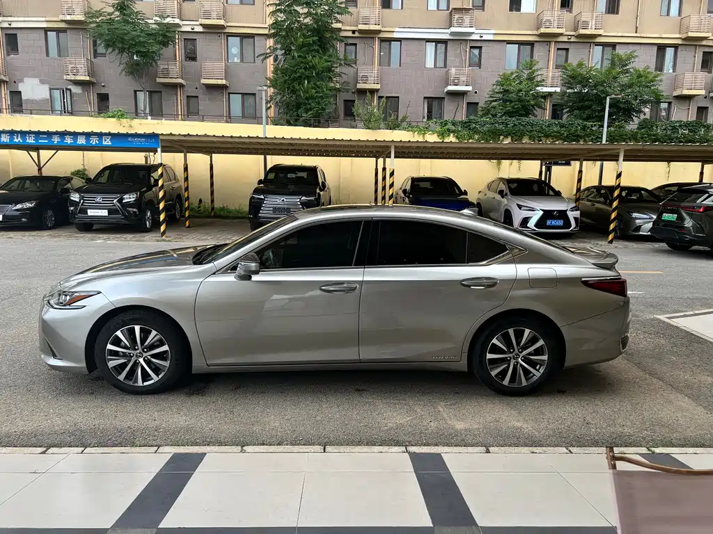 Lexus ES 2020