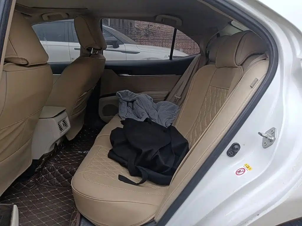 Toyota Camry 2018 — фото 15
