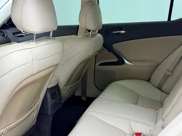 Lexus IS 2010