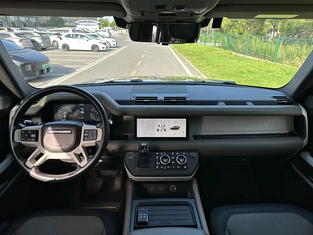 Land Rover Defender 2021 — фото 16