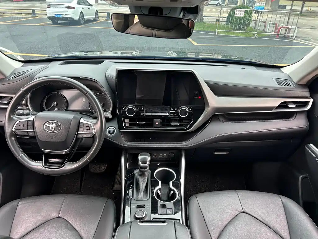 Toyota Highlander 2023 — фото 11