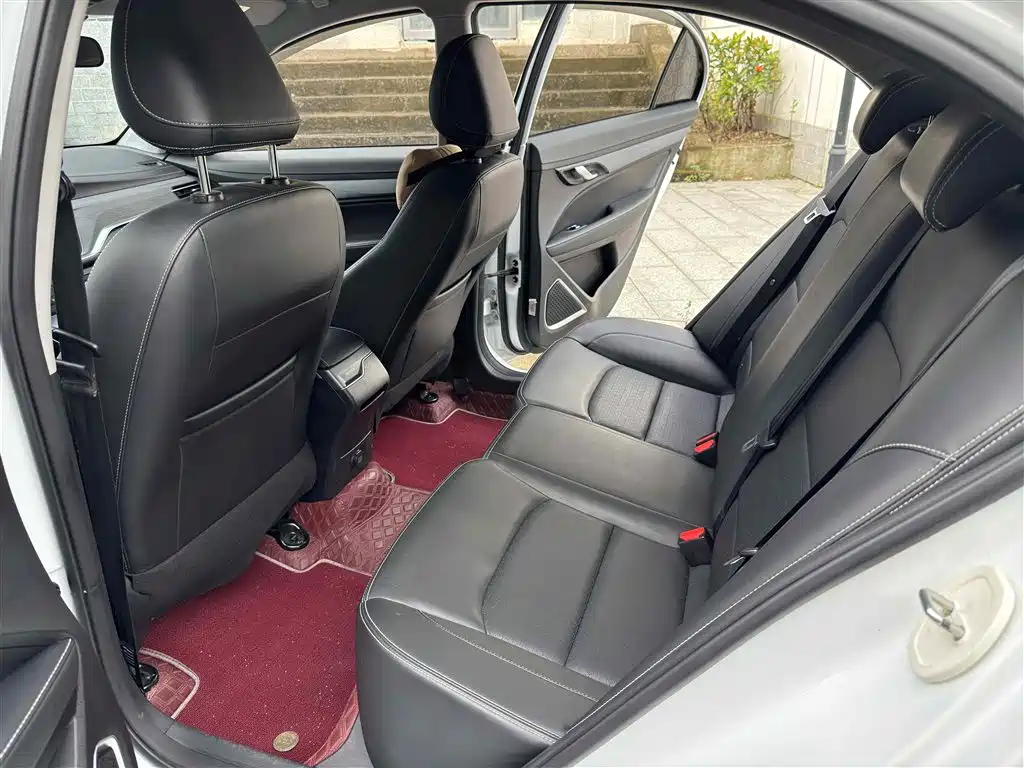 Geely Emgrand 2022