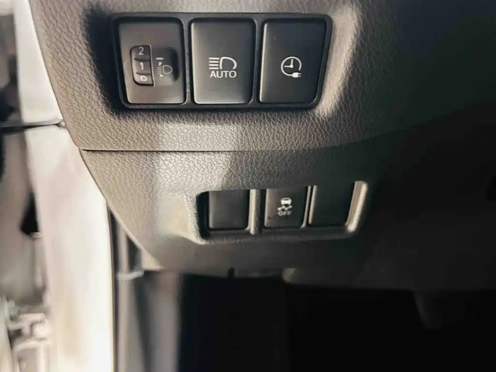 Toyota C-HR EV 2021 — фото 19