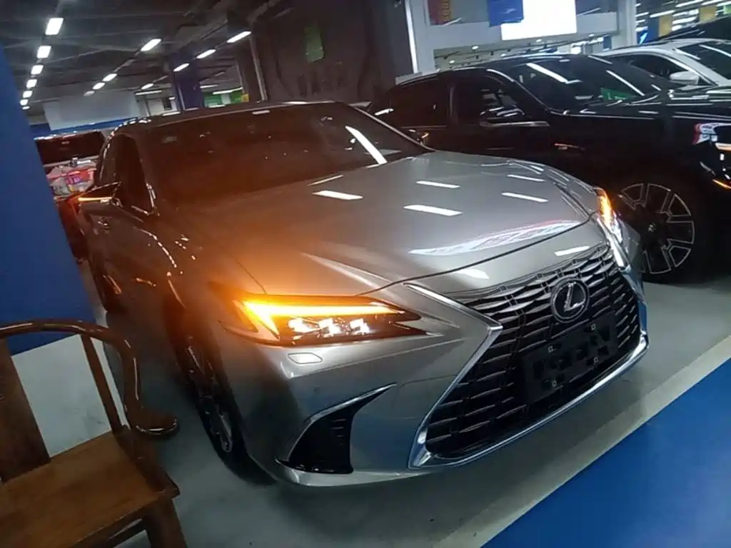 Lexus ES 2025