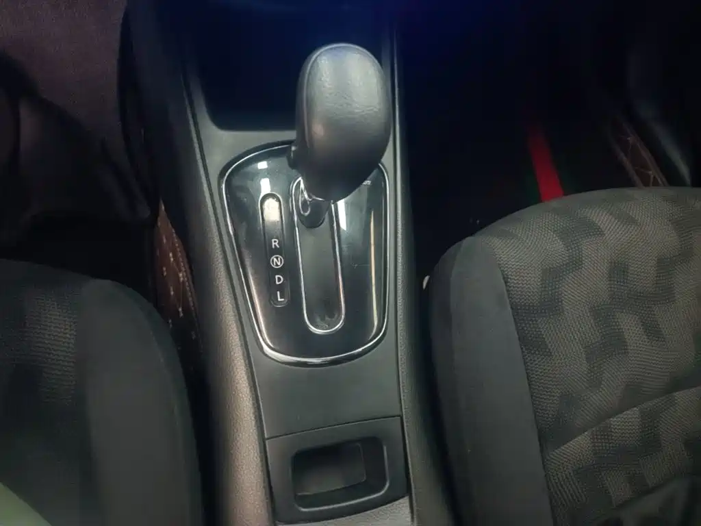 Nissan Tiida 2015 — фото 10