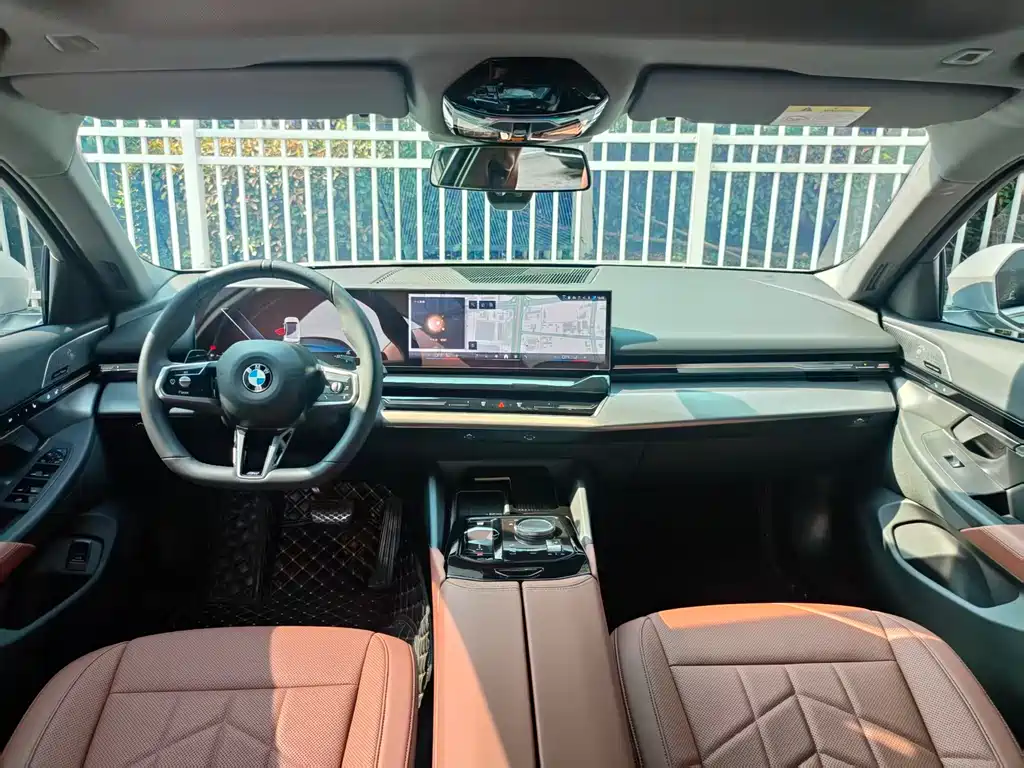 BMW 5 Series 2025 — фото 18