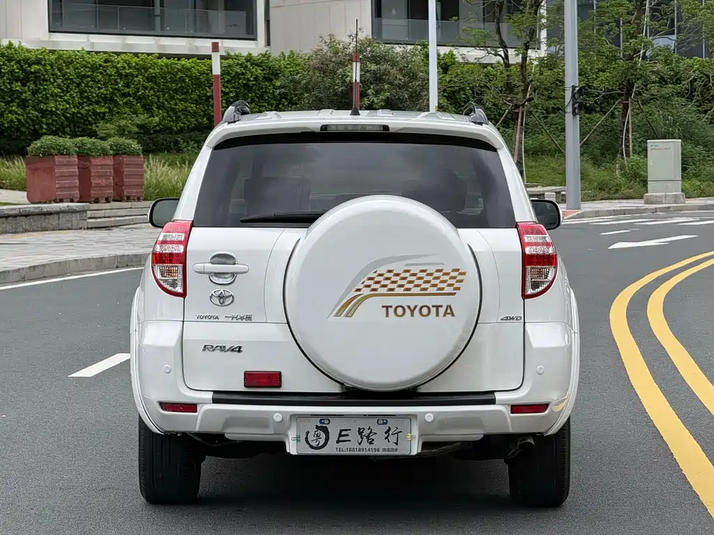 Toyota RAV4 2011 — фото 24