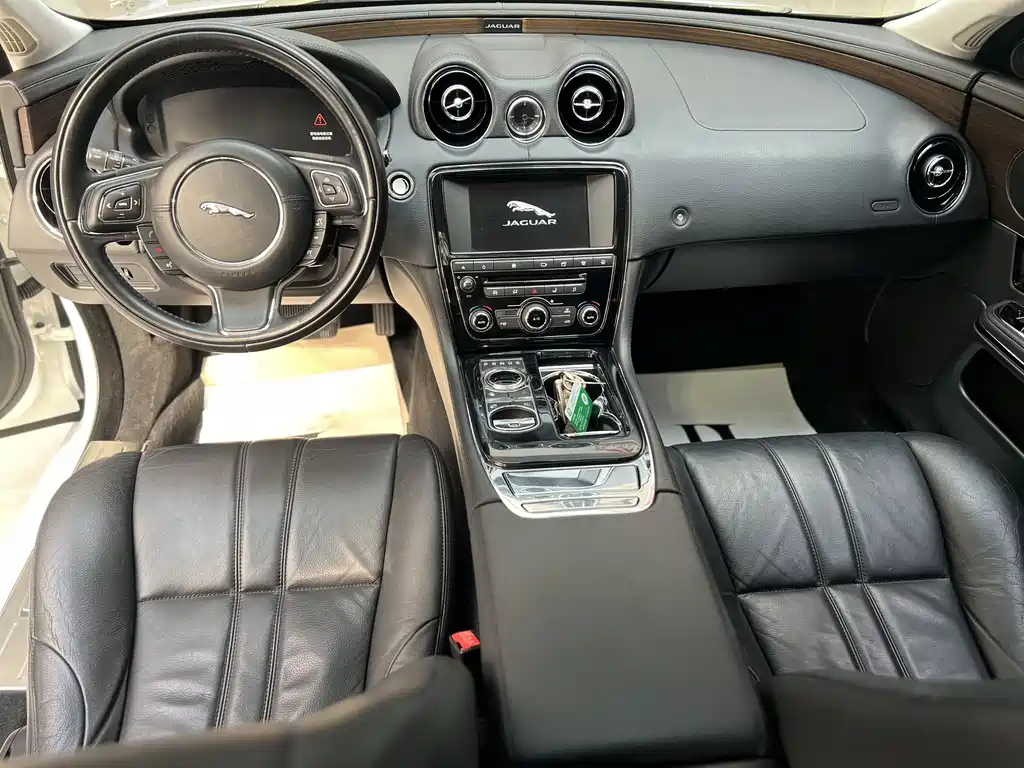 Jaguar XJ 2016 — фото 17