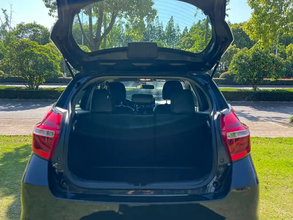 Toyota Yaris L 2017 — фото 19