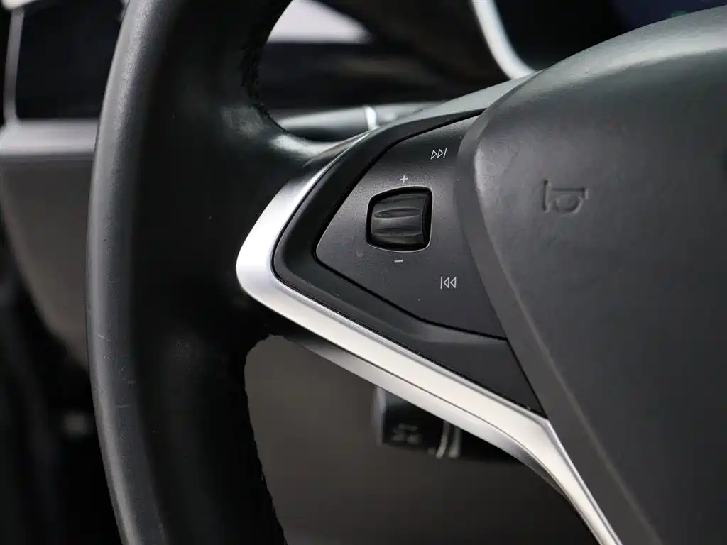 Tesla Model X 2017 — фото 13
