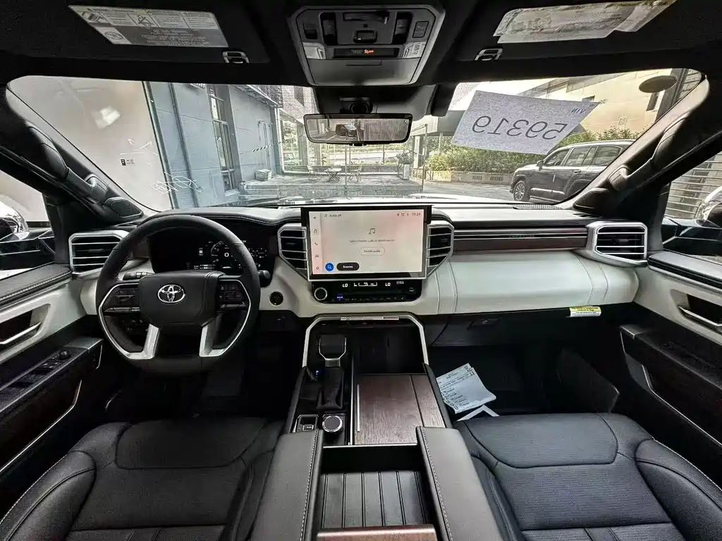 Toyota Sequoia — фото 6