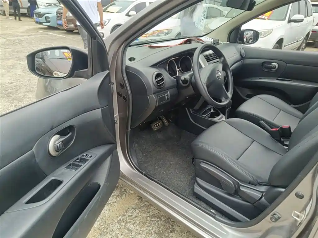 Nissan Livina 2015 — фото 16