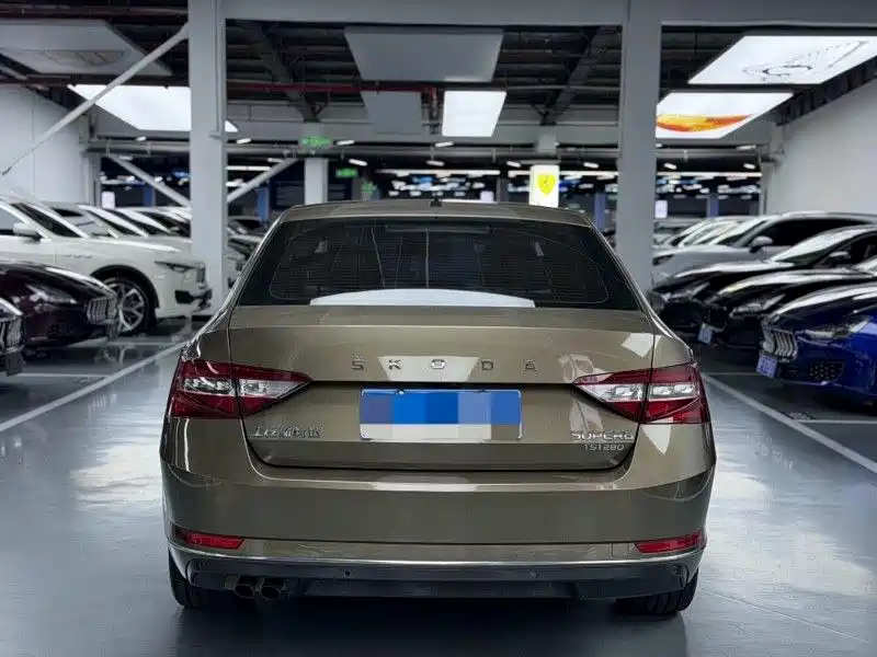 Skoda Superb 2019 — фото 10