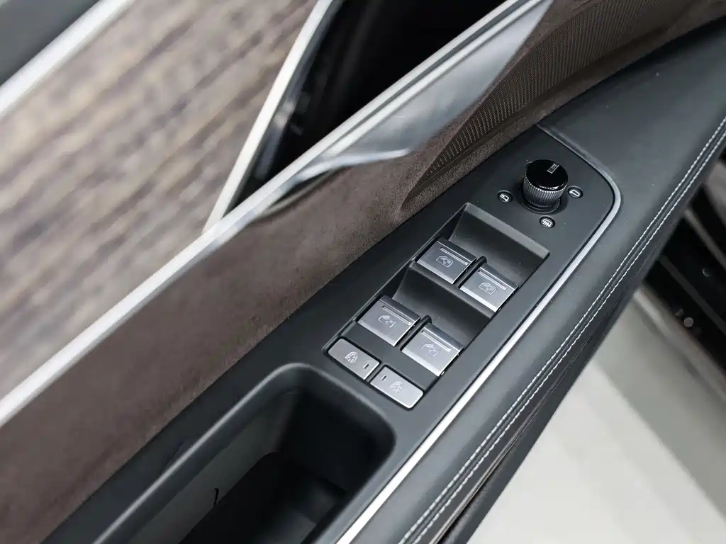Audi A8 2025 — фото 25