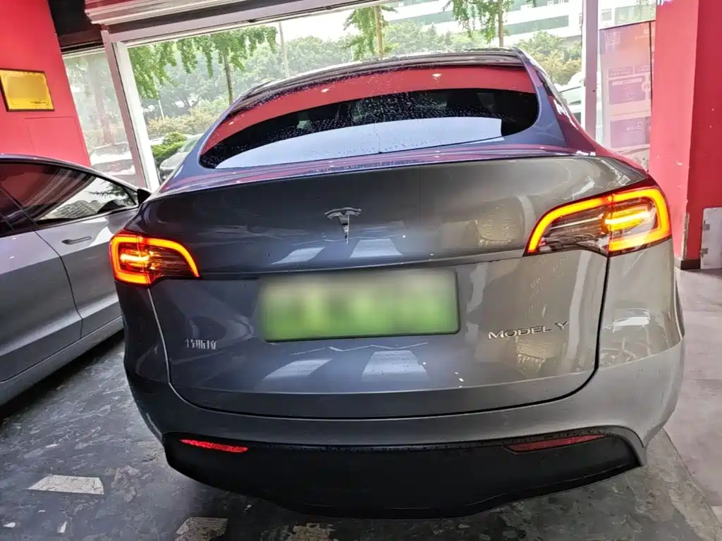Tesla Model Y 2025 — фото 6