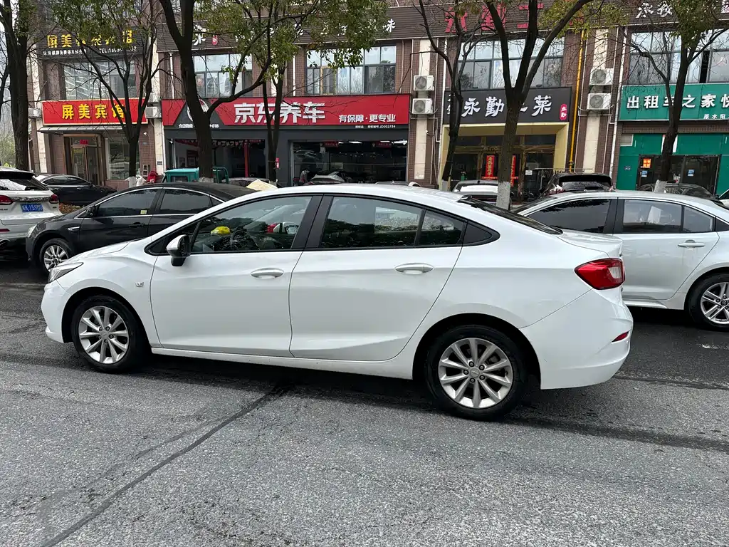 Chevrolet Cruze 2018 — фото 10