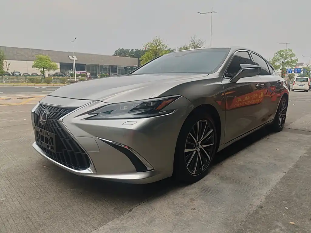 Lexus ES 2023 — фото 1