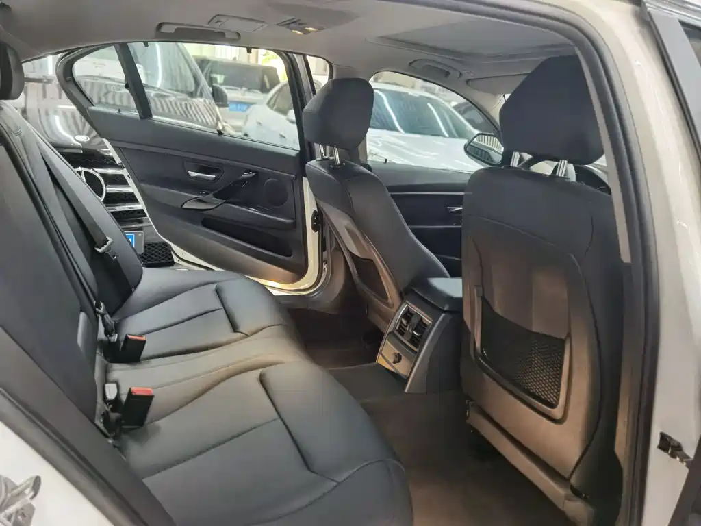 BMW 3 Series 2017 — фото 11