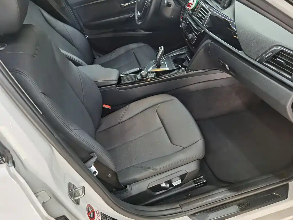 BMW 3 Series 2017 — фото 12
