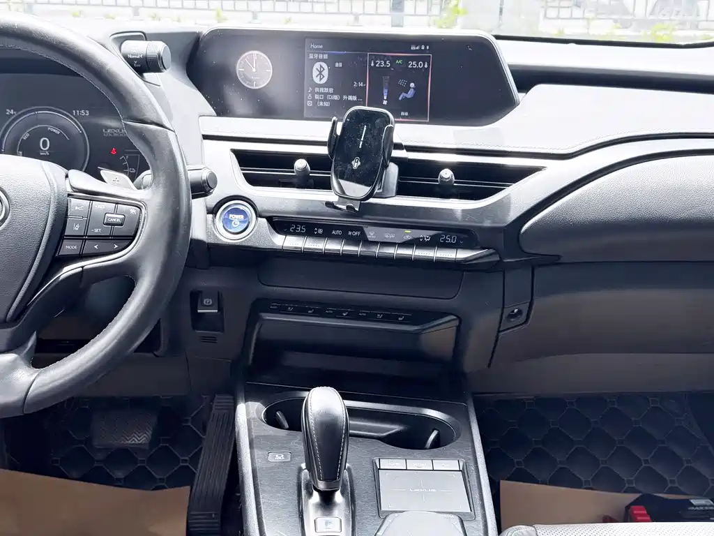 Lexus UX New Energy 2021 — фото 16