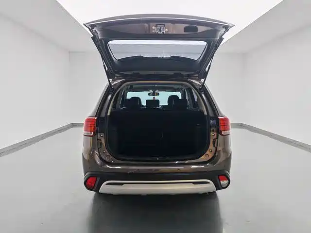 Mitsubishi Outlander 2020 — фото 13