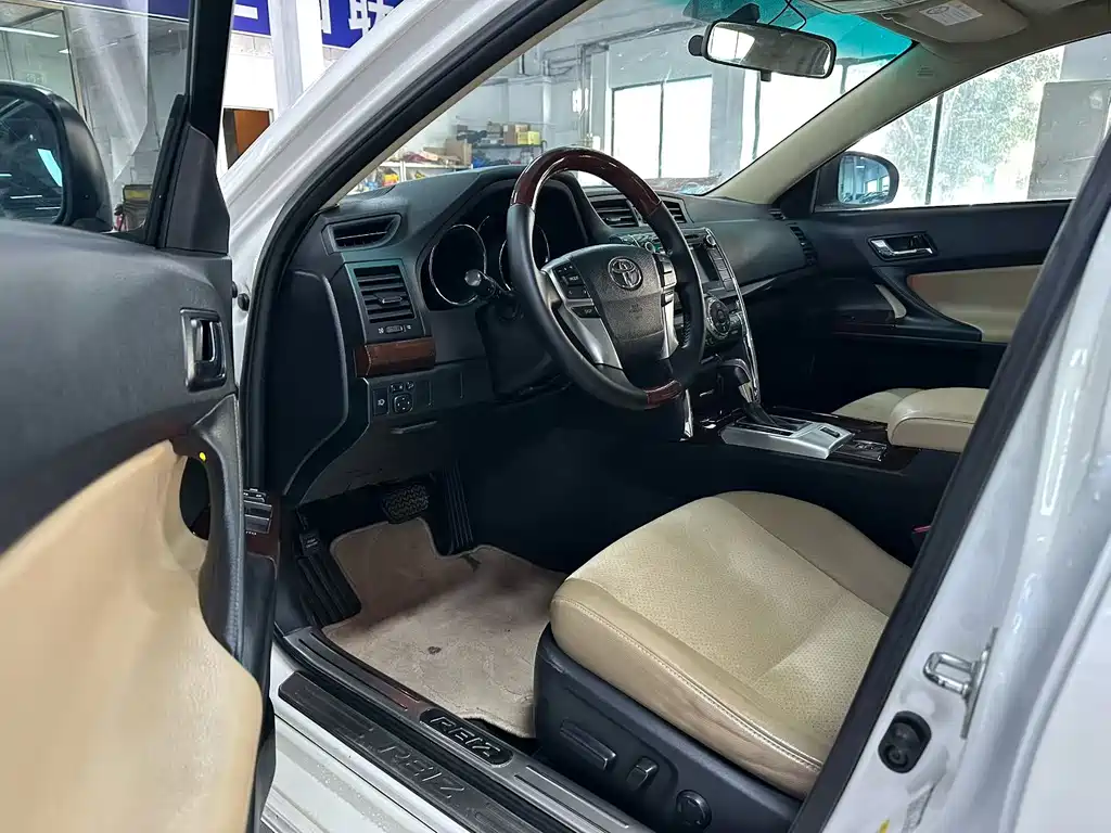 Toyota Reiz 2015