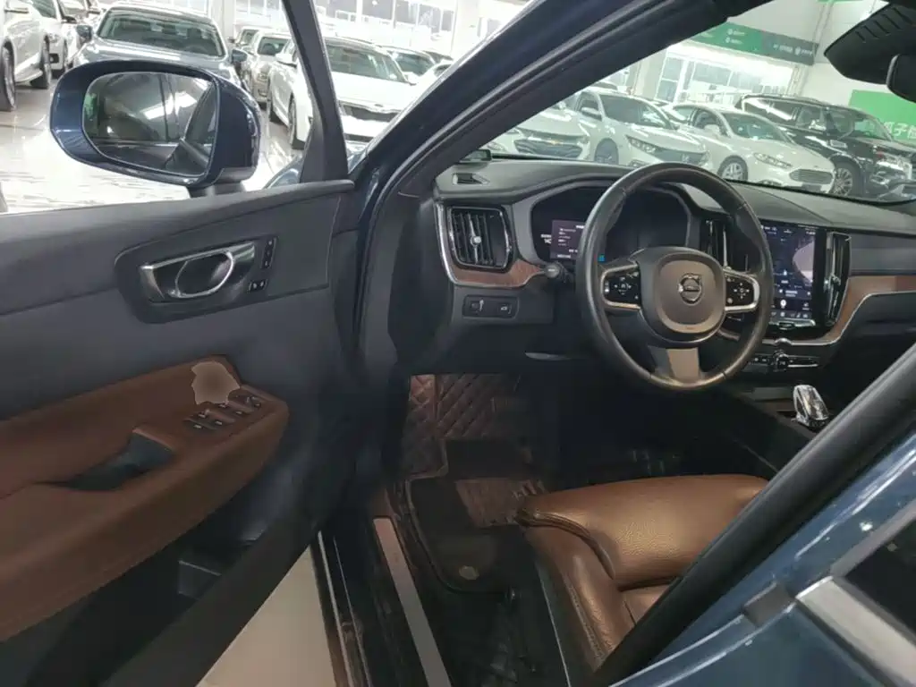Volvo XC60 2022 — фото 16