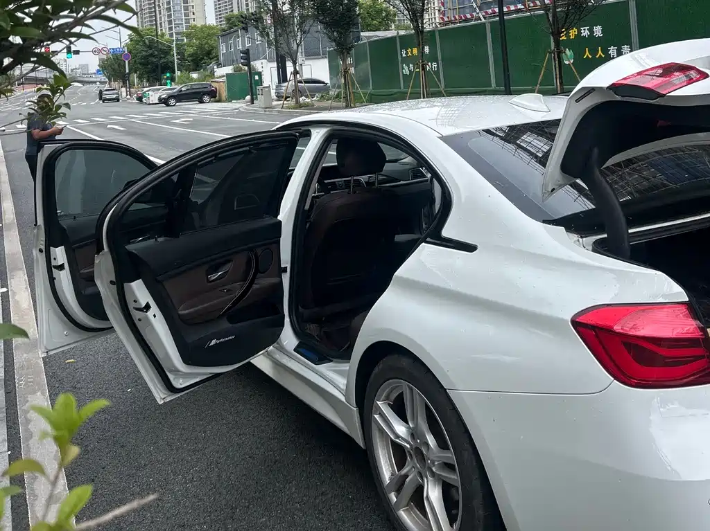 BMW 3 Series 2019 — фото 18