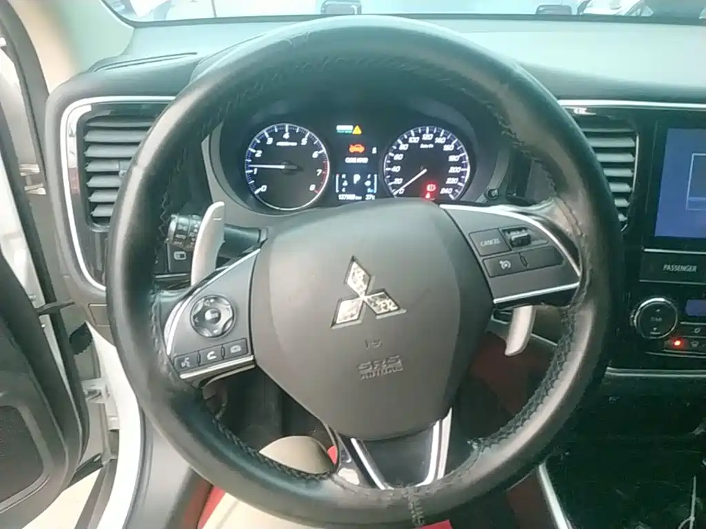 Mitsubishi Outlander 2018 — фото 11