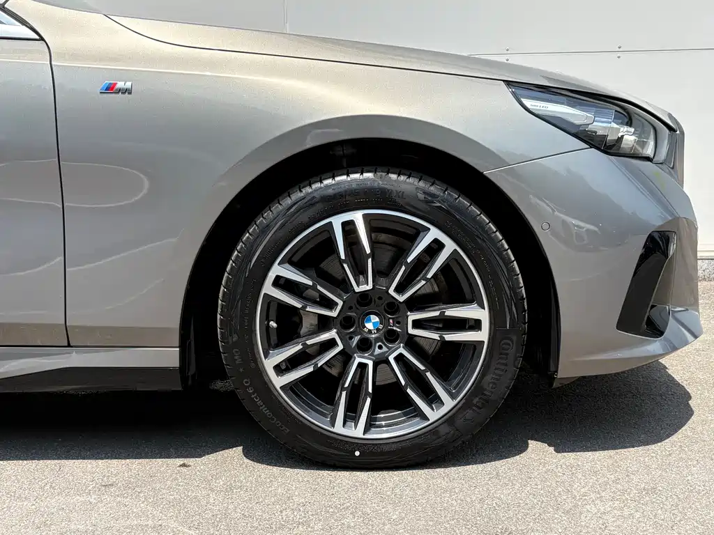 BMW 5 Series 2025 — фото 13