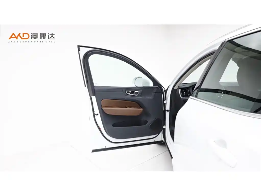 Volvo XC60 2020 — фото 10