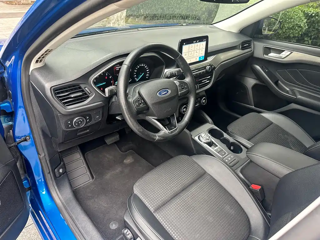 Ford Focus 2019 — фото 10