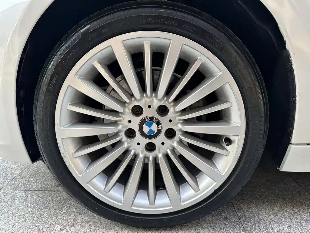 BMW 3 Series 2018 — фото 19