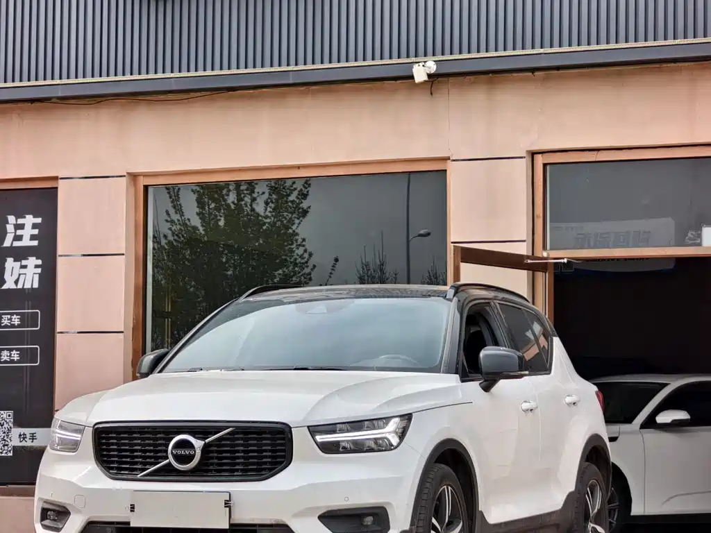 Volvo XC40 2021 — фото 1