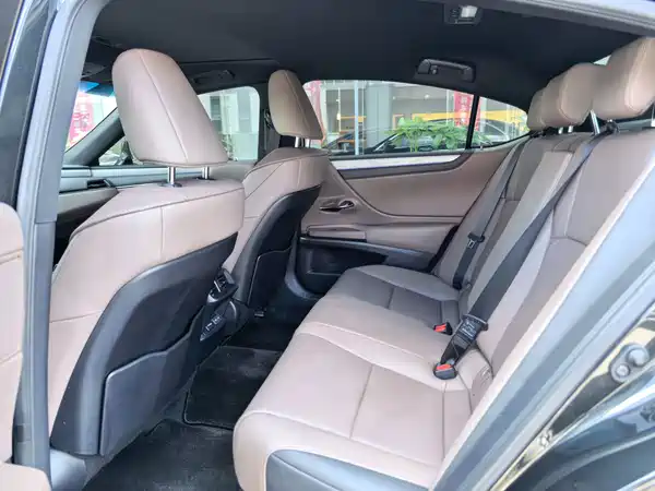 Lexus ES 2025