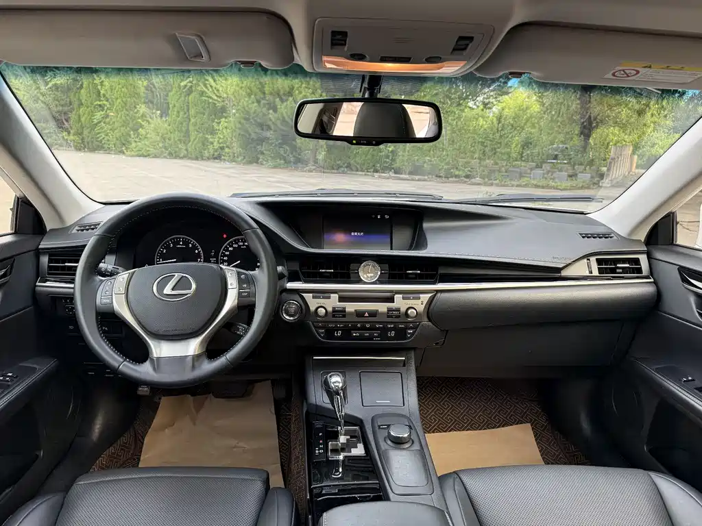 Lexus ES 2015 — фото 14