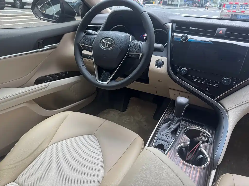 Toyota Camry 2019 — фото 10