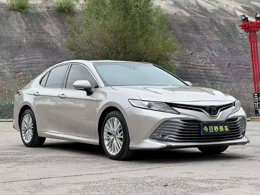 Toyota Camry 2019 — фото 1
